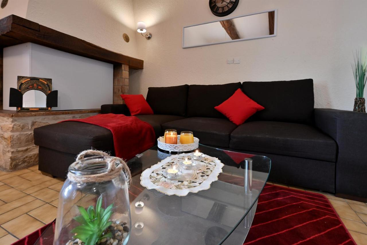 Appartement Au Calme En Plein Centre-Ville นีมส์ ภายนอก รูปภาพ
